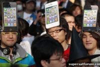 Thousands Line Up Overnight for iPhone 4S Release