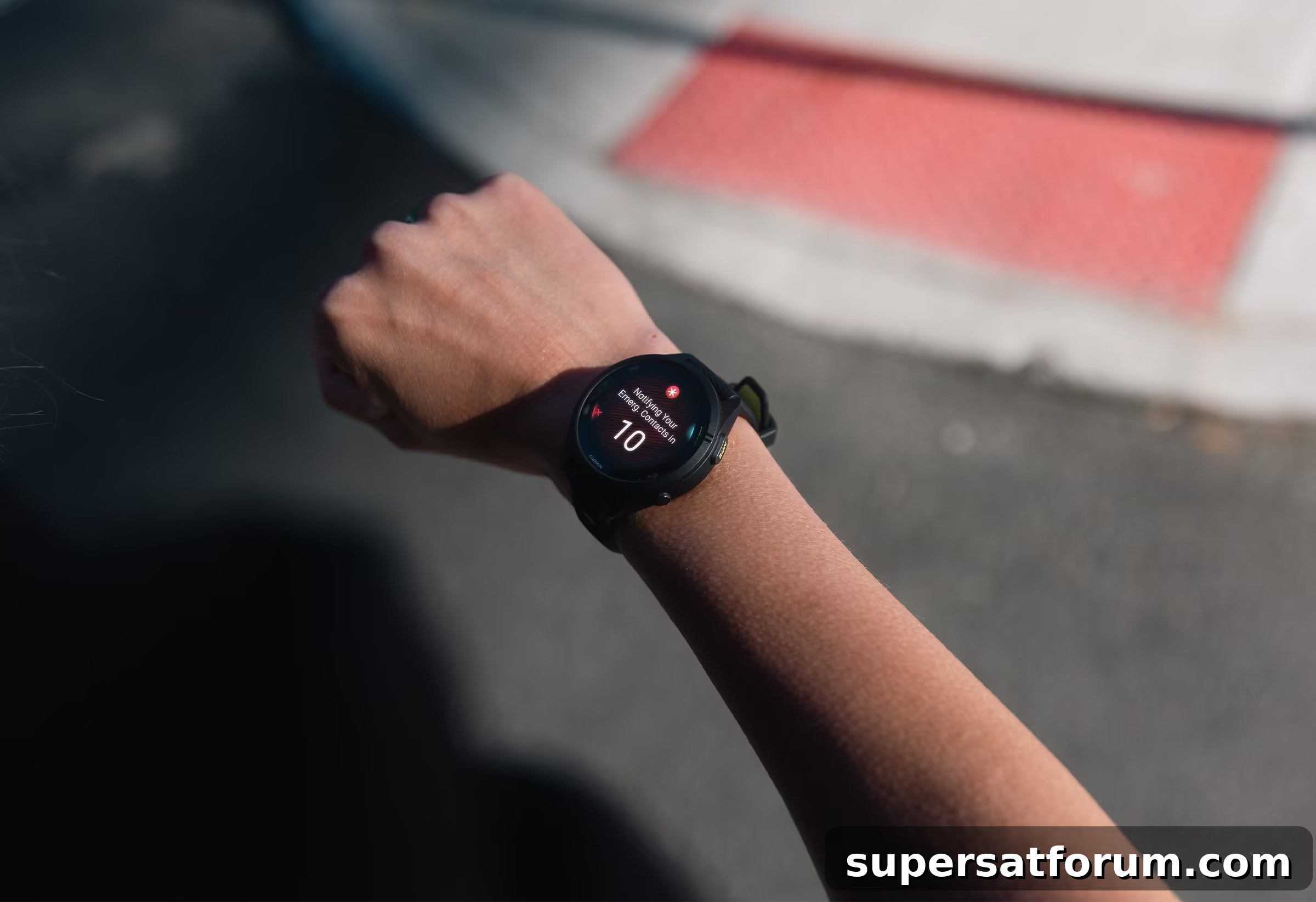 Spotlight Head Out And Stay Safe Womens Campaign | IT-Branschen Woman with incident detection warning on her Garmin sports watch.